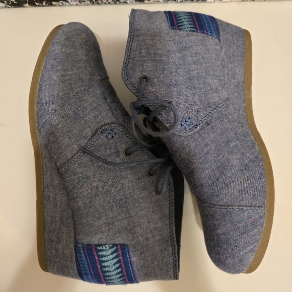 TOMS Speckled Denim Wedge Booties Tribal Design On Back Heels Laceup Shoes Sz 6 - Picture 9 of 17